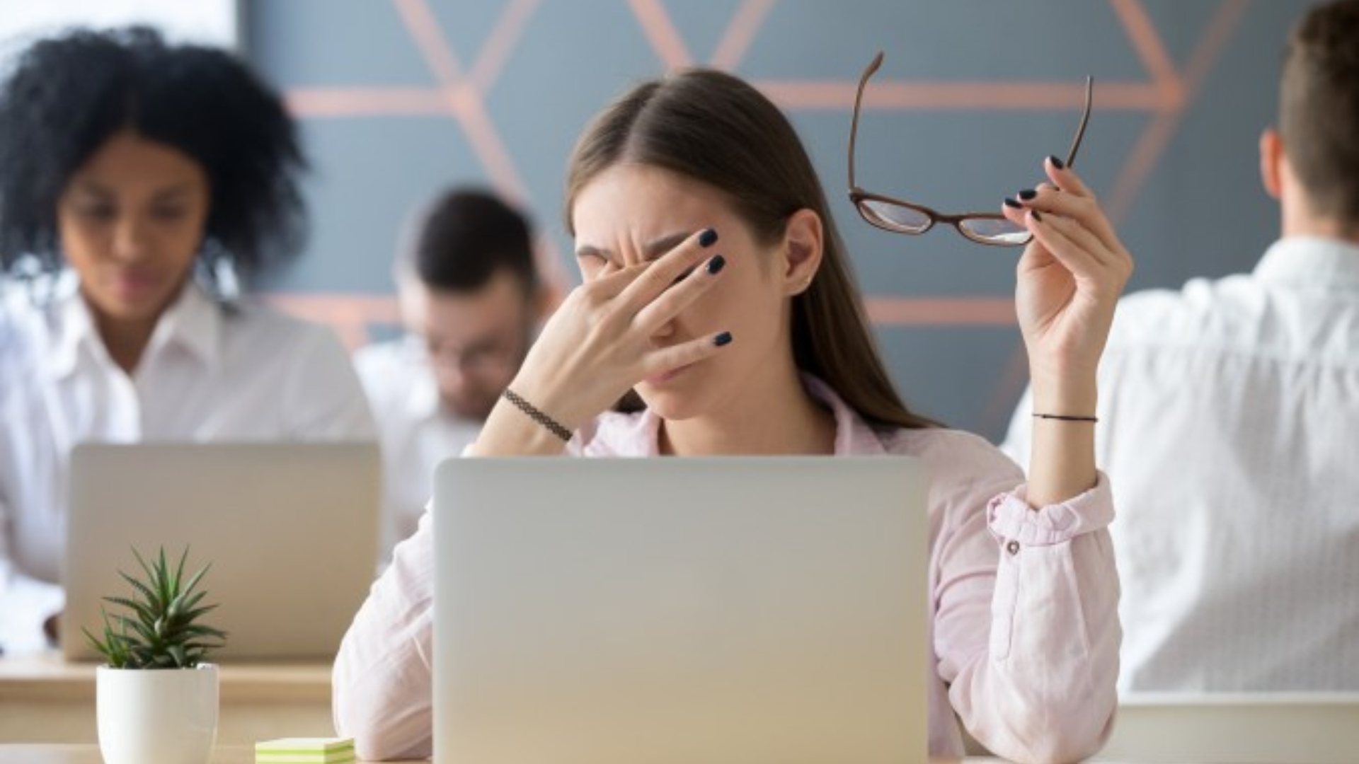 ضعف النظر عند الشباب له أسباب كثيرة 